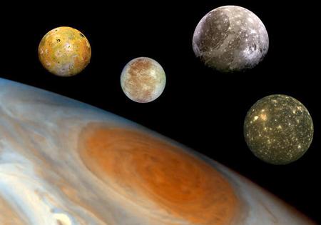 Jowisz i największe księżyce: od prawej strony Io, Ganimedes, Europa oraz Callisto.