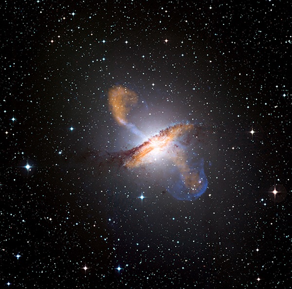 Zdjęcie: Kwazar znajdujący się w galaktyce Centaurus A (NGC 5120).)