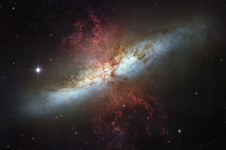 Galaktyka Cygaro, zlokalizowana w konstelacji Wielkiej Niedźwiedzicy. Fotografia: pinimg.com.