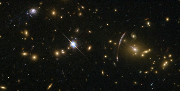 Galaktyka Komety, z charakterystycznym długim na 600 tysięcy lat świetlnych ogononem. Zdjecie wykonane przez Teleskop Hubble'a. Fotografia: universetoday.com.