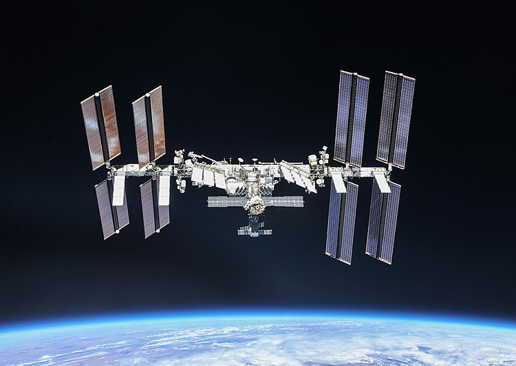 Zdjęcie Międzynarodowej Stacji Kosmicznej (ISS), wykonane 4 października 2018 roku przez Ekspedycję-56 z rosyjskiej kapsuły Sojuz MS-09. Fotografia: wikimedia.org.