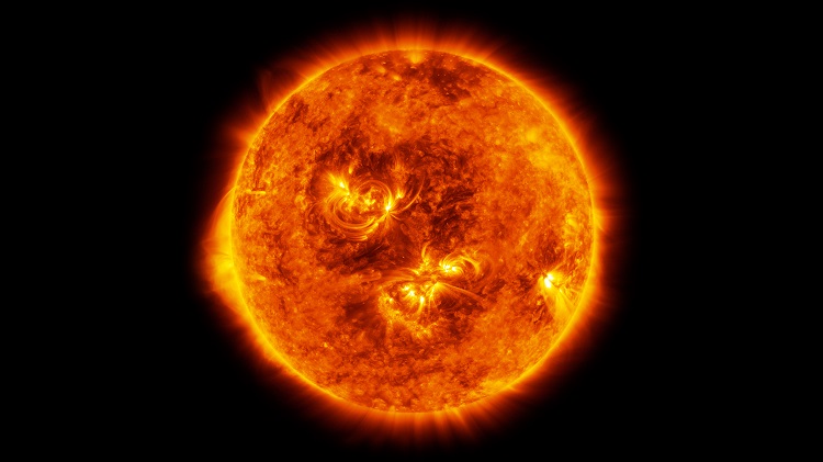 Słoćce - żółty karzeł w centrum Układu Słonecznego, oddalony o prawie 150 mln km od Ziemi. Fotografia: cloudfront.net.
