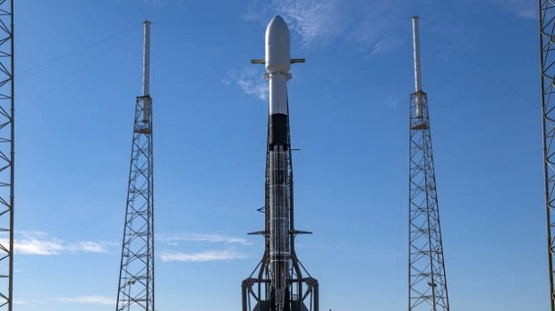 Rakieta Falcon 9 przed startem misji Transporter-1. Fotografia: cnbc.com.
