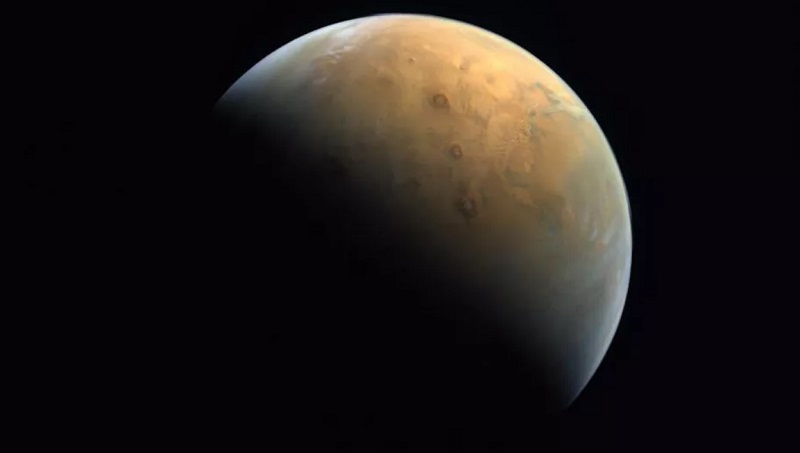 Pierwsza fotografia powierzchni Marsa, wykonana przez sondę Al Amal z odległości 25000 km. Źródło: CNET.com