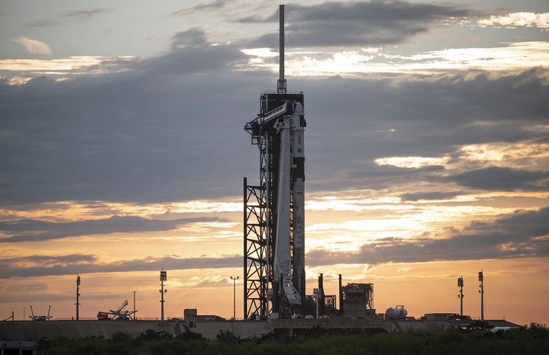 Rakieta Falcon 9 z kapsułą Crew-2 Dragon na polu startowym 39A kompleksu kosmicznego NASA na Florydzie. Fotografia: NASA.gov.