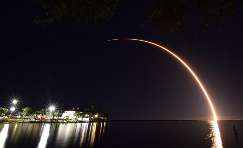 Start rakiety Falcon 9 z satelitami Starlink. Fotografia: NASAspaceflight.com.