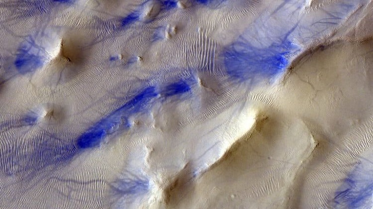 Zdjęcie w podczerwieni struktur falistych składających się z pyłu, wykonane przez kamerę CaSSIS zainstalowaną na sondzie ESA/Roscosmos ExoMars Trace Gas Orbiter (TGO).
