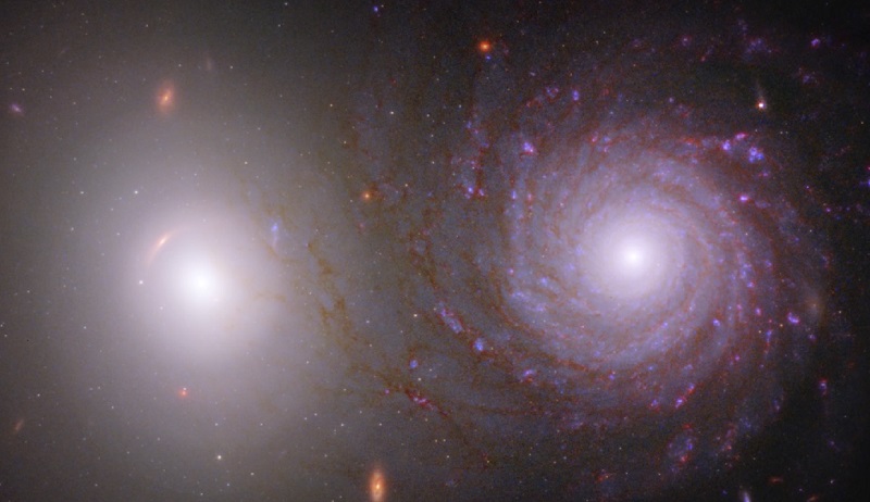 Para galaktyk VV 191 (spiralnej i eliptycznej), uchwycona na zdjeciach wykonanych przez Kosmiczny Teleskop Jamesa Webba i Kosmiczny Teleskop Hubble'a. / Fot.: kanał Youtube - HubbleWebbESA.