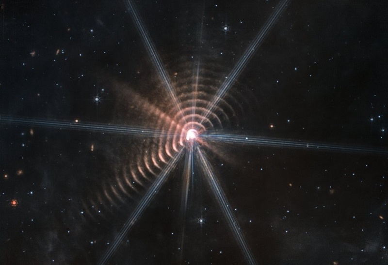 Pierścienie pyłowe w układzie gwiezdnym Wolfa-Rayeta 140 (teleskop JWST). / Fot: universetoday.com/NASA.