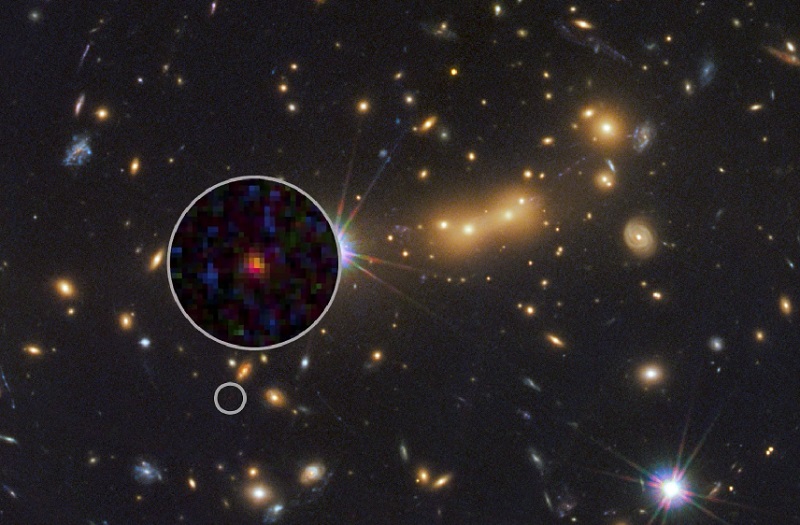 Powiększenie obszaru z galaktyką MACSO647-JD, oddaloną od Układu Słonecznego o 13.3 mld lat świetlnych. Obraz wykonany przez Kosmiczny Teleskop Hubble'a. / Fot.: hubblesite.org.