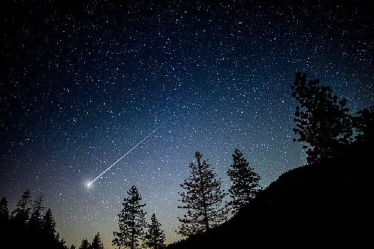 "Spadająca gwiazda" na nocnym niebie (zdjęcie poglądowe). / Fot.: istockphoto.com