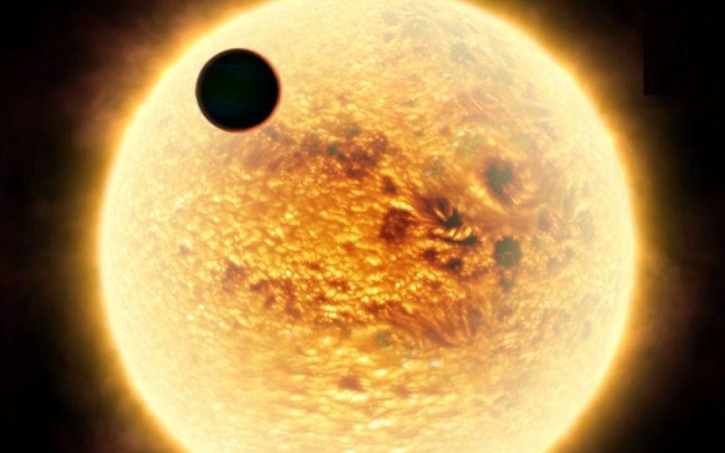 Tranzyt egzoplanety na tle tarczy gwiazdy. / Fot.: kanał Youtube - Wow Space.