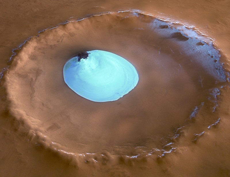Perspektywa marsjańskiego krateru z czapą lodu wodnego. / Fot.: ESA/DLR/FU Berlin (G. Neukum).