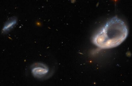 Zderzenie galaktyk w obrębie Arp-Madore 417-391, oddalonych o 670 mln lat świetlnych od Ziemi