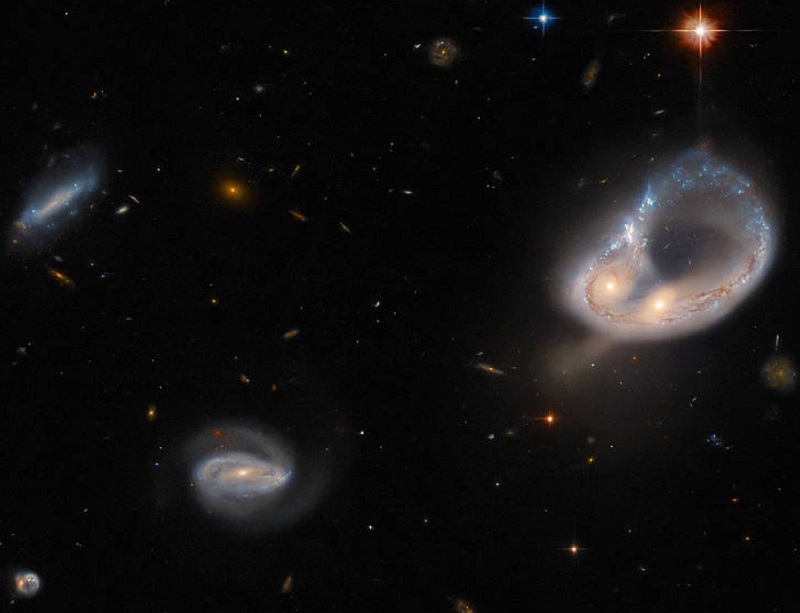 Kolizja galaktyk Arp-Madore 417-391 zarejestrowana przez Kosmiczny Teleskop Hubble'a. / Fot.: nasa.gov.