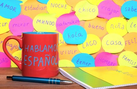 Przewaga nauki hiszpańskiego online nad tradycyjnymi kursami