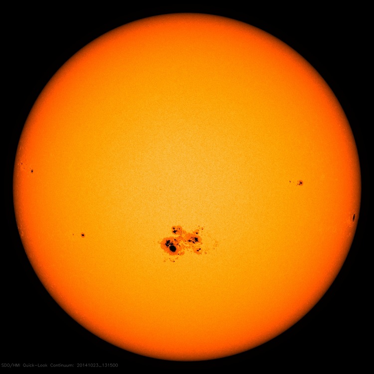 Plama słoneczna AR2192 odkryta 23 października 2014 roku przez NASA. Według obliczeń ma średnicą 130 tysięcy km. / Fot.: NASA.gov.