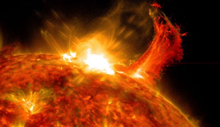 Wzrost aktywności Słońca - widoczne wyrzuty plazmy i silne rozbłyski X1 oraz X2. / Fot.: GEO.tv.