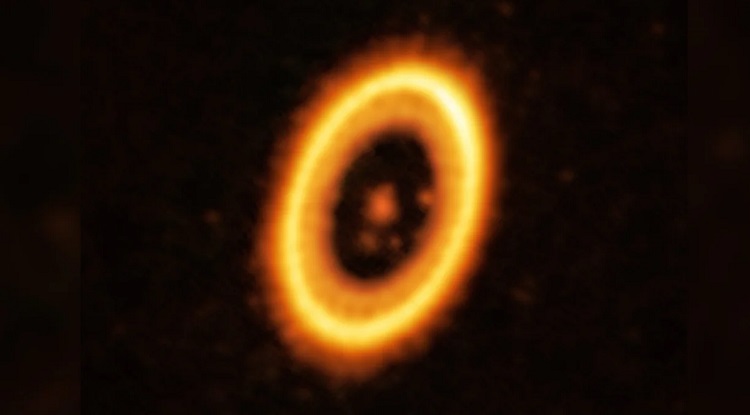 System orbitalny PDS-70 z gwiazdą V1032 Centauri oraz egzoplanetami PDS-70b i PDS-70c. / Fot.: popsci.com.