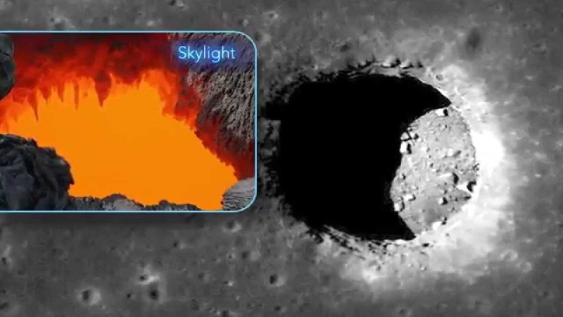 Krater księżycowy z podpowierzchniową jaskinią. / Fot.: NASA, sonda kosmiczna Lunar Reconnaissance Orbiter (LRO).